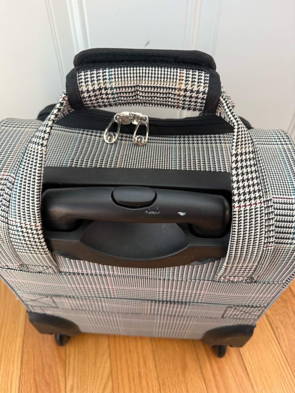 London Fog Black & White Plaid Rolling Travel Bag - Picture 5 of 13